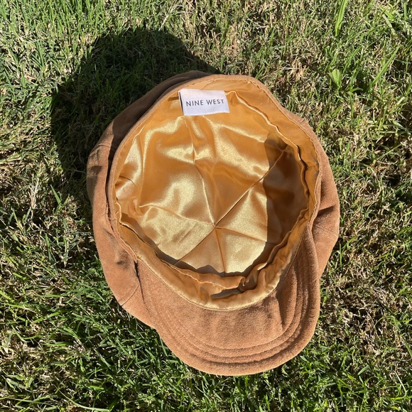 Women’s Suede “Newsboy” Hat - Picture 3 of 3